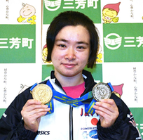 獲得したメダルを見せてくれた石橋選手