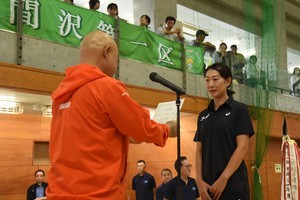 町民体育祭で徳田さんを任命する様子