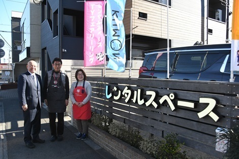 看板前で記念写真