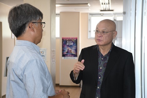 施設内を見学する様子