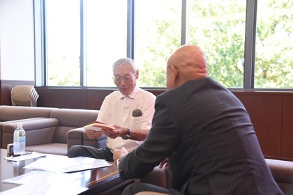 小説家　深澤さんと林町長が対談する様子