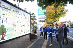 新しいLED街路灯を説明する様子