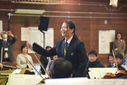 学生が指揮者体験する様子