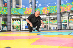 エントランス壁画を描いている様子