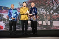 ステージ上でトロフィーを持った記念写真