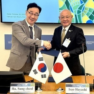 握手を交わす河東郡ハ・スンチョル郡守と三芳町林町長